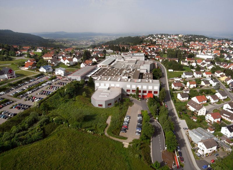 Bild 3: Bei allen Neubauten am Standort sorgt Hermle für einen „natürlichen“ Ausgleich, beispielsweise durch Grünanlagen, Biotope und Teichanlagen. Bild: Hermle (Archiv: Vogel Business Media)