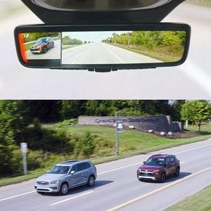 Der digitale Innenspiegel macht Fahrzeuge im toten Winkel sichtbar.(Bild:  Gentex)