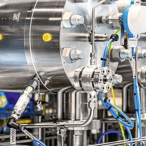 Die Messwerte stammen von einem Körperschalltransmitter, der am Pumpenkörper befindet, einem Drucktransmitter, der an einer Druckmessbohrung angeschlossen wird, sowie einem Drehgeber, der entweder direkt über die Kurbelwelle oder den Motor adaptiert wird. Hier zu sehen ist der Drucktransmitter.