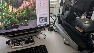 Mikroskopie-Demo in der LABORPRAXIS-Redaktion. Keyence war bei der Vogel Communications Group in Würzburg zu Besuch und hat gleich ein komplettes Digitalmikroskop samt Bildschirm mitgebracht. In so einem Termin kann man gemeinsam die Funktionen des Gerätes testen und direkt erste eigene Proben untersuchen. Hier liegt beispielsweise ein Bismut-Kristall auf dem Probentisch. (Bild: VCG – Lüttmann)