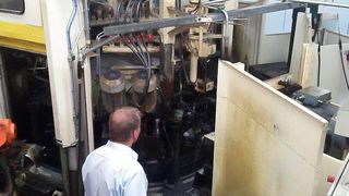 Die Reinigung von Produktionslagen werden von Unternehmen oft in den Sommer oder ans Ende des Jahres gelegt. Oemeta Chemische Werke bietet die professioneller Reinigung der Kühlschmierstoffsysteme als Serviceleistung an. (Oemeta Chemische Werke)