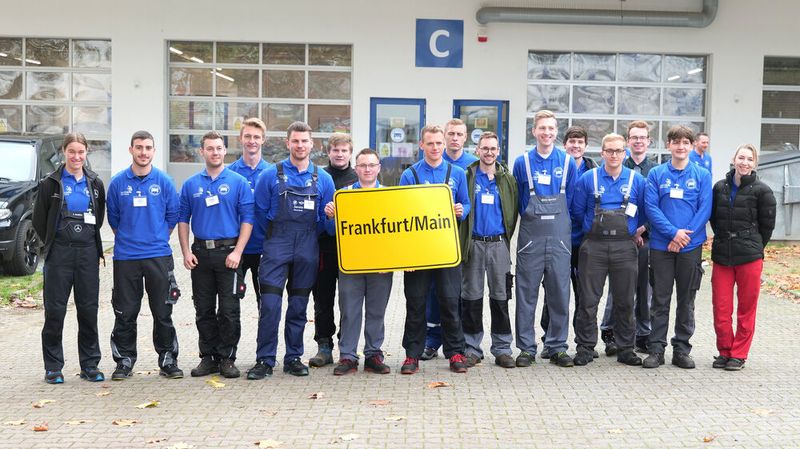 14 Kfz-Mechatroniker und zwei Kfz-Mechatronikerinnen waren zum Finale des Bundesleistungswettbewerbs nach Frankfurt in die Landesfachschule gekommen. (Bild: Schmidt – autoFACHMANN)