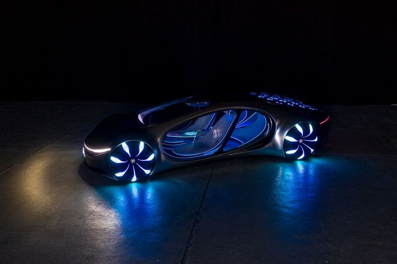 Leuchtende Akzente: Die Beleuchtung greift Inhalte des Filmes „Avatar“ auf. Im Innenraum zucken Lichtblitze zum Takt des eigenen Pulses. (Bild: Daimler)