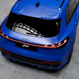 Der Heckspoiler ist oberhalb der Heckscheibe montiert.(Bild:  ABT)