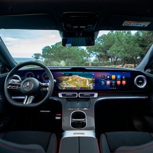 Bereits aus dem GLC bekannt ist die riesige Cockpit-Landschaft unter Glas.(Bild:  Mercedes-Benz)