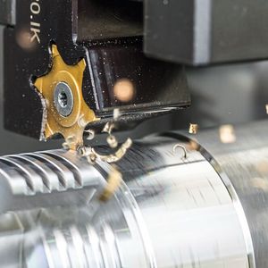 Die Beschichtung moderner Stechplatten beeinflusst Wirtschaftlichkeit und Prozesssicherheit entscheidend. Sie reduziert Verschleiß, minimiert die Reibung zwischen Span und Werkzeug, verhindert Aufbauschneiden und ermöglicht höhere Schnittparameter. (Bild: Horn/Sauermann)