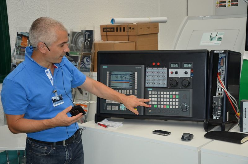 Im Technologie-Zentrum wird die neue Technik detailliert vorgestellt. (Jablonski)