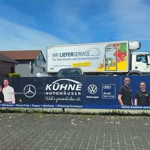 Wer in Bad Düben und Umgebung unterwegs ist, trifft auf große Plakatbanner, auf denen die Autohausgruppe mit ihren Mitarbeitern für sich wirbt. (Bild:  Mauritz – VCG)