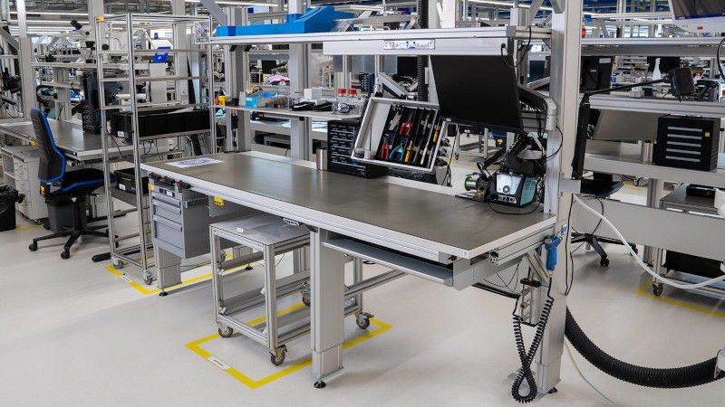 Beispiel für ergonomische Arbeitsplatzausstattung bei Olympus: Die höhenverstellbaren Arbeitstische von item Industrietechnik sind die perfekte Basis für eine sorgfältige Qualitätskontrolle (Bild:  item)