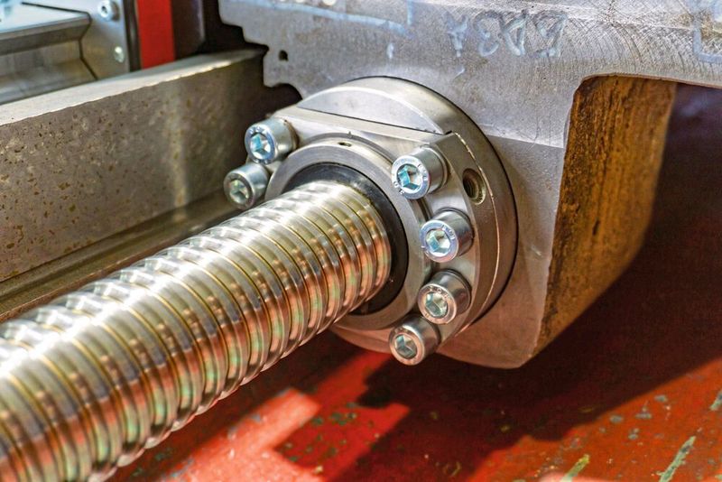 Klassische Kugelumlaufspindel: Der mechanische Linearantrieb ist zwar effizient und genau, muss aber starr mit einem Elektromotor verbunden sein und ist kräftemäßig begrenzt. (Bucher)