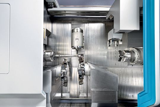 Durch den großen Arbeitsraum der Index G420 und den Abstand zwischen Haupt- und Gegenspindel kann kollisionsunkritisch mit der Motorfrässpindel und den Werkzeugrevolvern zeitgleich an der Haupt- und Gegenspindel bearbeitet werden.(Bild:  Index Werke)