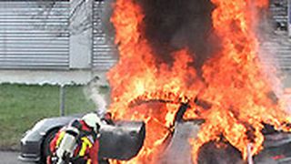 Nach dem Brand eines Porsche GT3 in St. Gallen und eines weiteren Modells in Süditalien tauscht der Hersteller nun die Motoren der Baureihe. (Foto: Kantonspolizei St. Gallen)