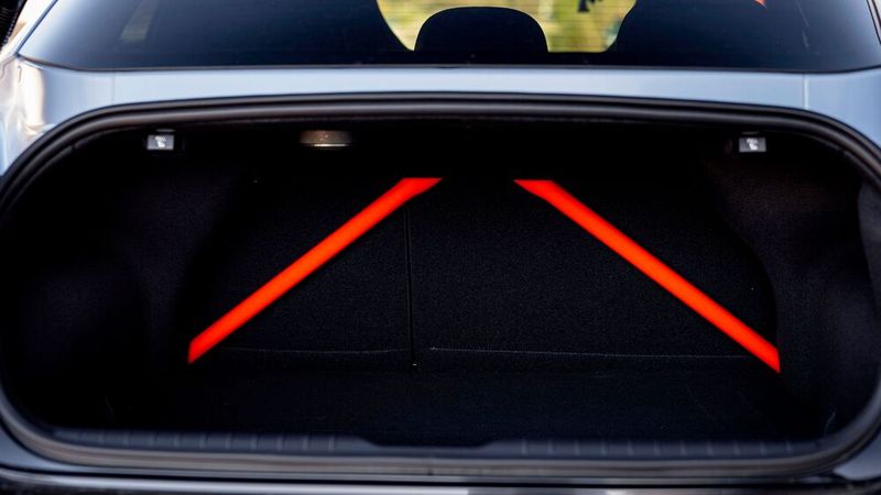 Im Kofferraum ist sogar eine auffällige Domstrebe zu sehen, die die Karosserie versteift, im Gegenzug aber die Nutzung der umklappbaren Rücksitzlehnen behindert. (Bild: Hyundai)
