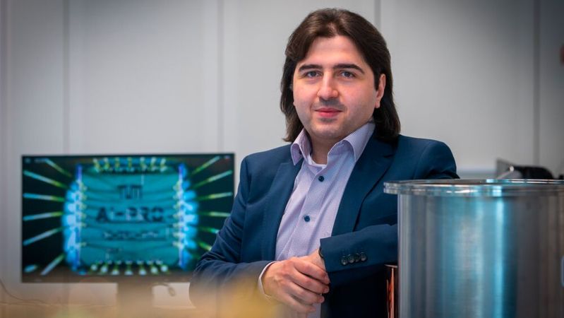 Professor Hussam Amrouch von der Technischen Universität München hat einen Ki Chip entwickelt, der funktioniert wie ein menschliches Gehirn. Diese neuromorphe Architektur hilft, Berechnungen direkt vor Ort auzuführen. Rechneneinheit und Speicher sind miteinander verbunden, was iden Chip Energie-effizient machen soll. Ab 2028 könnte erin Produktion gehen. (Bild:  Andreas Heddergott / TU Muenchen)