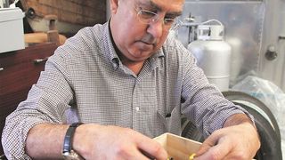 „Irgendetwas Besonderes hat jedes meiner Autos, und wenn es nur eine ganz persönliche Erinnerung ist, die mich damit verbindet“ sagt der Sammler Antoni Riba. (Foto: Oldtimer Markt)