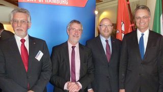 Freuten sich über einen gelungenen Hafenabend in Düsseldorf (v.l.): Volker Hahn, Hafen Hamburg Marketing e.V., Staatssekretär Dr. Günther Horzetzky, Ministerium für Wirtschaft, Energie, Industrie, Mittelstand und Handwerk des Landes Nordrhein-Westfalen, Axel Mattern, Vorstand Hafen Hamburg Marketing e.V. und Staatsrat Andreas Rieckhof, Behörde für Wirtschaft, Verkehr und Innovation Hamburg. (Bild: Hafen Hamburg)