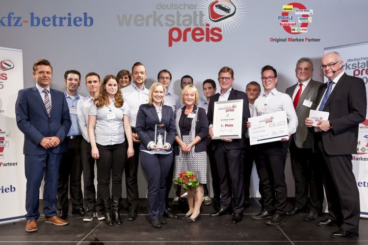 Das Team des Auto-Parks erhielt den Lohn für seinen perfekt organisierten Kfz-Betrieb: Platz eins beim Deutschen Werkstattpreis. (Foto: Bausewein)