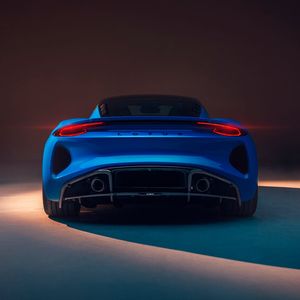 Optisch ähnelt der Emira dem elektrischen Hypercar Evija, welches Lotus dieses Jahr auf den Markt bringt.(Bild:  Richard Pardon/Lotus)