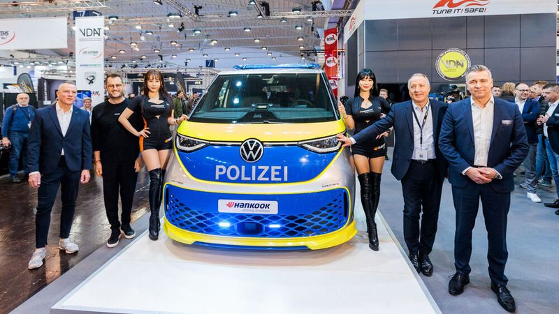 Dieses Polizeifahrzeug kann sich wirklich sehen lassen. Der VW ID Buzz der Initiative für sicheres Tuning „Tune it! Safe!“ schafft es mit seinem leistungsstarken Elektromotor innerhalb von 10,2 Sekunden von 0 auf 100 km/h. (Bild: Messe Essen)