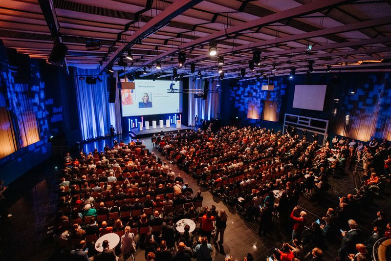 ... waren sämtliche Plätze der sogenannten Blue Stage besetzt. (Bild: Bitkom)