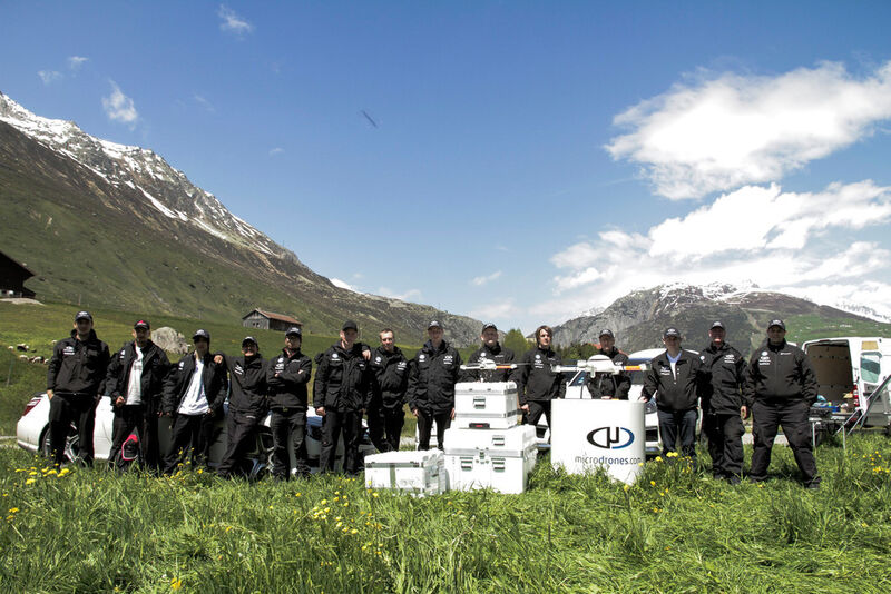 Familienfoto: Das Team der Dronen-Alpenüberquerung (microdrones)