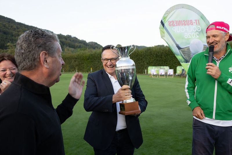 Gerry Steinberger (HPE) hatte die große Ehre und durfte aus dem Siegerpokal von Team Österreich ein Schlückchen trinken. (Bild: Hans Breitenfellner)