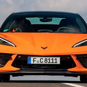 Preislich bleibt die Corvette auch nach dem Wechsel des Antriebskonzepts eine vergleichsweise günstige Wahl.(Bild:  Chevrolet)