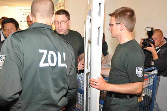 Zwischendurch holen Beamte immer wieder die sichergestellten Teile ab. (Archiv: Vogel Business Media)
