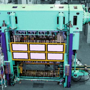 Stufenumformautomat im Aufbau: Mit einem Hub von 630 mm ist dieser Stufenumformautomat Paust 260 einer der bisher größten in der Firmengeschichte von Raster-Zeulenroda aus Thüringen.