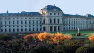 Die Toranlage an der Fürstbischöflichen Residenz in Würzburg wurde verzinkt von Coatinc Würzburg. (Bild: TCC)