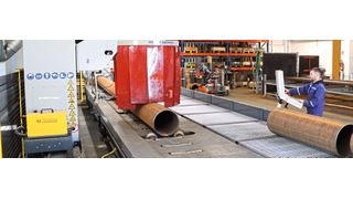 Über einen 16 Meter langen Rollgang-Förderer werden die außerhalb der Halle gelagerten Rohre bis 8.000 Kilo Stückgewicht der Schneidanlage zugeführt. Der vollautomatisierte Schneidtisch der Anlage besitzt 12 höhenverstellbare Rohrunterstützungen, die sich automatisch der zum Teil unrunden Rohroberfläche anpassen und so für eine perfekte Auflage über die gesamte Rohrlänge sorgen. (Bild: Müller Opladen)