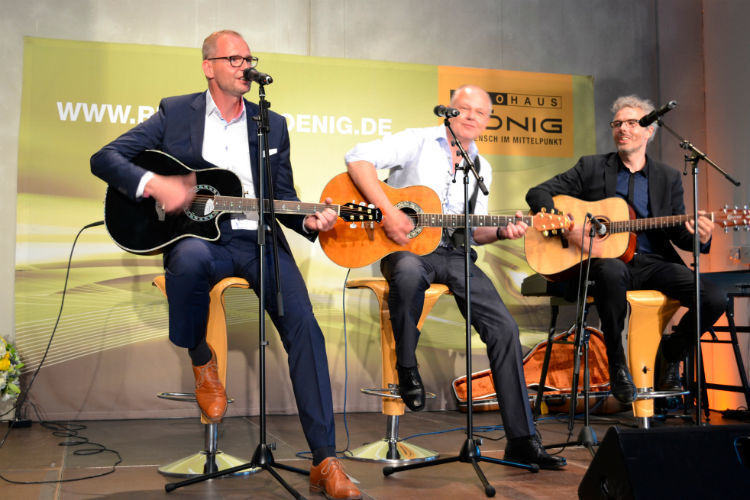 Hier sorgt der Chef für die richtige Stimmung:  Dirk Steeger, Klaus Enkmann und Wolfgang Huber als Gitarrentrio. (Hiemann)