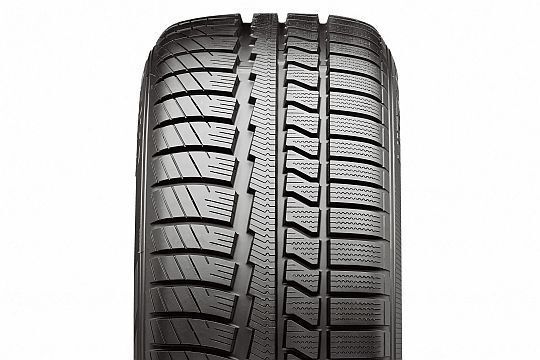 Der Vredestein Quatrac 3 zeigt in seinem asymmetrischen Profil sehr schön die unterschiedlichen Anforderungen an einen Ganzjahresreifen: Wenig Negativanteil und massive Blöcke an der äußeren Schulter (links) sollen auf trockener Straße für ein exaktes und stabiles Kurvenverhalten sorgen. Die für die Wintereigenschaften wichtigen Lamellen finden sich an der inneren Schulter, während die breiten Längsrillen in der Profilmitte das Wasser ableiten. (Archiv: Vogel Business Media)