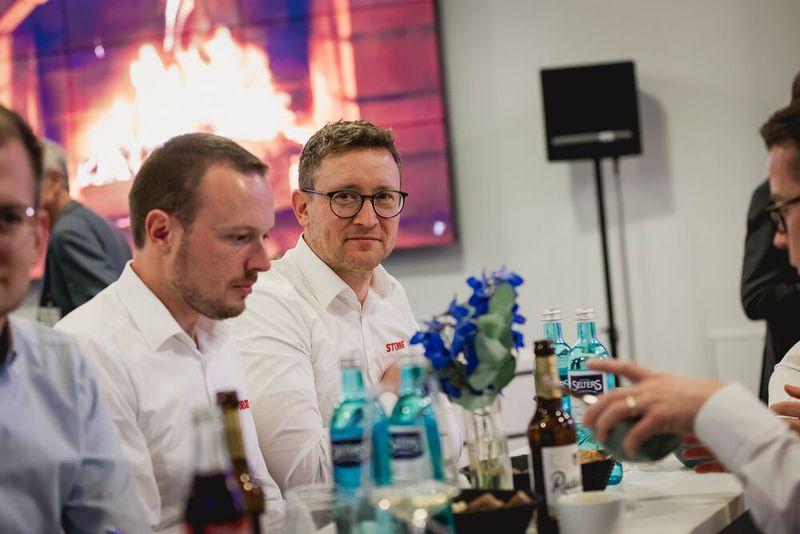 Teilnehmer beider Foren vertiefen die Tagungsthemen bei angeregten Tischgesprächen. (Bild: Stefan Bausewein)