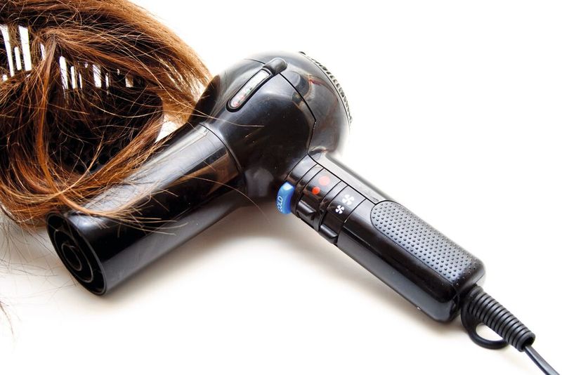 Platz 5: Die Entwicklung des Föhns: Als Erfinder des Föhns gilt der französische Friseur und Erfinder Alexandre Ferdinand Godefroy. 1888 soll Godefroy das erste begehbare Haartrocknermodell erfunden haben, das mit Stadtgas betrieben wurde, 1895 entwickelte der Franzose dann einen begehbaren elektrischen Trockner.  (Bild: UMA - stock.adobe.com)