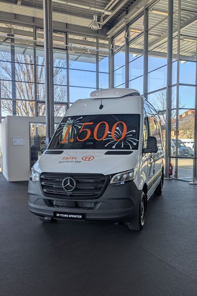 Zu den größten und wichtigsten Kunden gehören die Tafeln, mit denen Mercedes seit Erscheinen des ersten Sprinters vor 30 Jahren zusammenarbeitet. Jetzt wurde das 1.500ste Fahrzeug an die Hilfsorganisation übergeben.  (Bild: Simon – VCG)