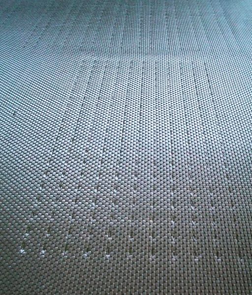 Wie beim Nähen wird ein punktueller Zusammenhalt der flächigen Faserhalbzeuge (Preform) erzeugt. Der lokale Bindereintrag führt zur Stabilisierung der 2D-Textilstruktur. (Bild: Fraunhofer-ICT)