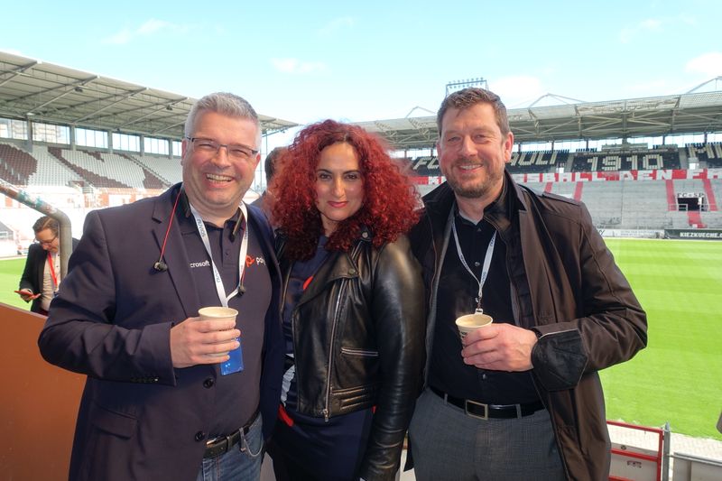 Bessa 'nen heißen Kaffee in der Hand oder Besa in der Mitte, (l.) Kai Lehnert und Sven Schumacher, (Poly). (Bild: IT-BUSINESS)