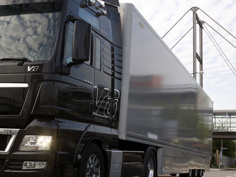 Trailer mit Seitenwandkonstruktion aus Sandwichelementen. Die Deckschichten bestehen aus dem CFK-Werkstoff Lamilux-High-Strength-X-treme-Carbon. (Bild: Lamilux)
