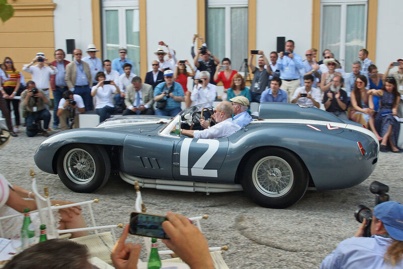 Die hochkarätige Besetzung des Teilnehmerfelds gehört zu den Markenzeichen des Concorso d’Eleganza, der erstmals im Jahr 1929 stattfand. Hier fährt ein Ferrari 335 Sport, der in diesem Jahr den Titel „Best of Show“ erhielt – der Preis der Jury für das schönste Fahrzeug der Veranstaltung. (Matthias Knödler/GT-Spirit)