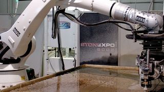 Mit einem Wasserstrahlschneidkopf bearbeitet der Roboter Granitarbeitsplatten. Bild: Kuka (Archiv: Vogel Business Media)