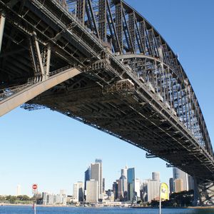 Bei der Instandhaltung der Sydney Harbour Bridge übernimmt ein Sandstrahlroboter die gefährliche und gesundheitsschädliche Schwerstarbeit, die Brückenkonstruktion mit Sand abzustrahlen.