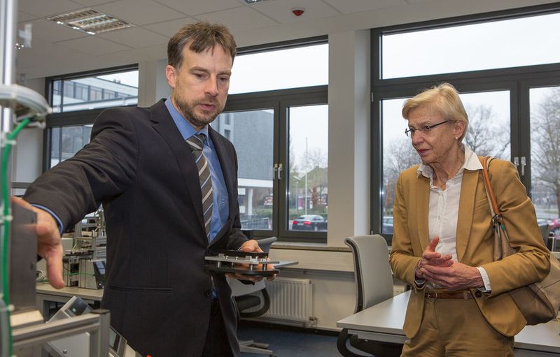 Prof. Imiela erklärt Staatssekretärin Dr. Johannsen die Details der Industrie 4.0 Modellfabrik  (HsH/Schneeweiß)