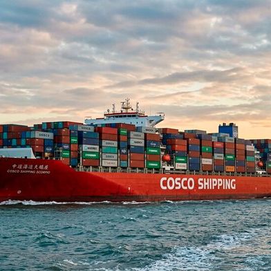 Wachsender Handelsüberschuss! Wie die dpa jetzt erfahren hat, läuft es im Handel zwischen China und Deutschland immer mehr so, dass Chinas Exporte zulegen, während die Importe aus Deutschland nach und nach versiegen ... (Bild: KI-generiert)