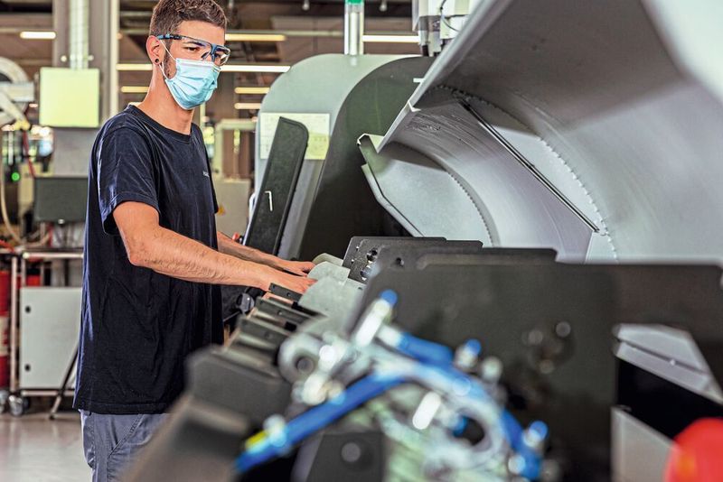 Verenio Vitali ist Polymechaniker bei Hamilton in Bonaduz und arbeitet hauptsächlich an den Drehautomaten von Tornos. (Tornos)