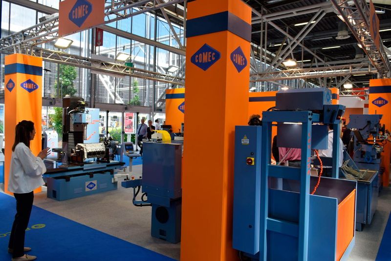 Fräs- und Honmaschinen, soweit das Auge reicht. (Holz / »kfz-betrieb«)