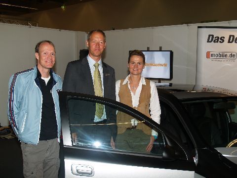 Markus Haub (li.), Malte Krüger und Daphne Rauch sind mit dem Ergebnis überaus zufrieden: „Wir haben schon einige Runden mit dem Fahrzeug gedreht. Das Fahrgefühl ist sehr gut“; lautet das Fazit. (Archiv: Vogel Business Media)