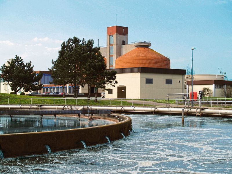 La précipitation des phosphates fait partie des processus clés des stations d'épuration municipales, comme ici dans une station d'épuration du sud de l'Allemagne.(Image : Célèbre)