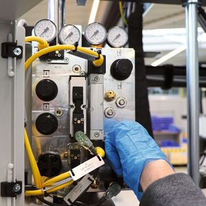 Um im rauen industriellen Umfeld teure Produktionsausfälle zuverlässig zu vermeiden, verzichtet  die Kompaktsteuerung auf eine problemanfällige Verschlauchung. Zudem spart die robuste Konstruktion Platz, da keine Einhausung in einem Schaltschrank notwendig ist.(Bild:  Atlas Copco)