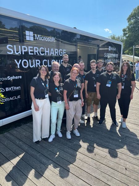 Cloud-Kompetenz aus gelebter Partnerschaft – das Supercharger-Team von Arrow mit Luke Rottmann (Bild: Vogel IT-Medien GmbH)